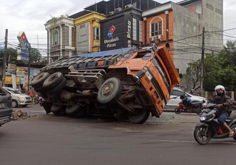 Kronologi Kecelakaan Truk Pasir Oleng Menimpa Mobil Dinas TNI AD di Cibubur