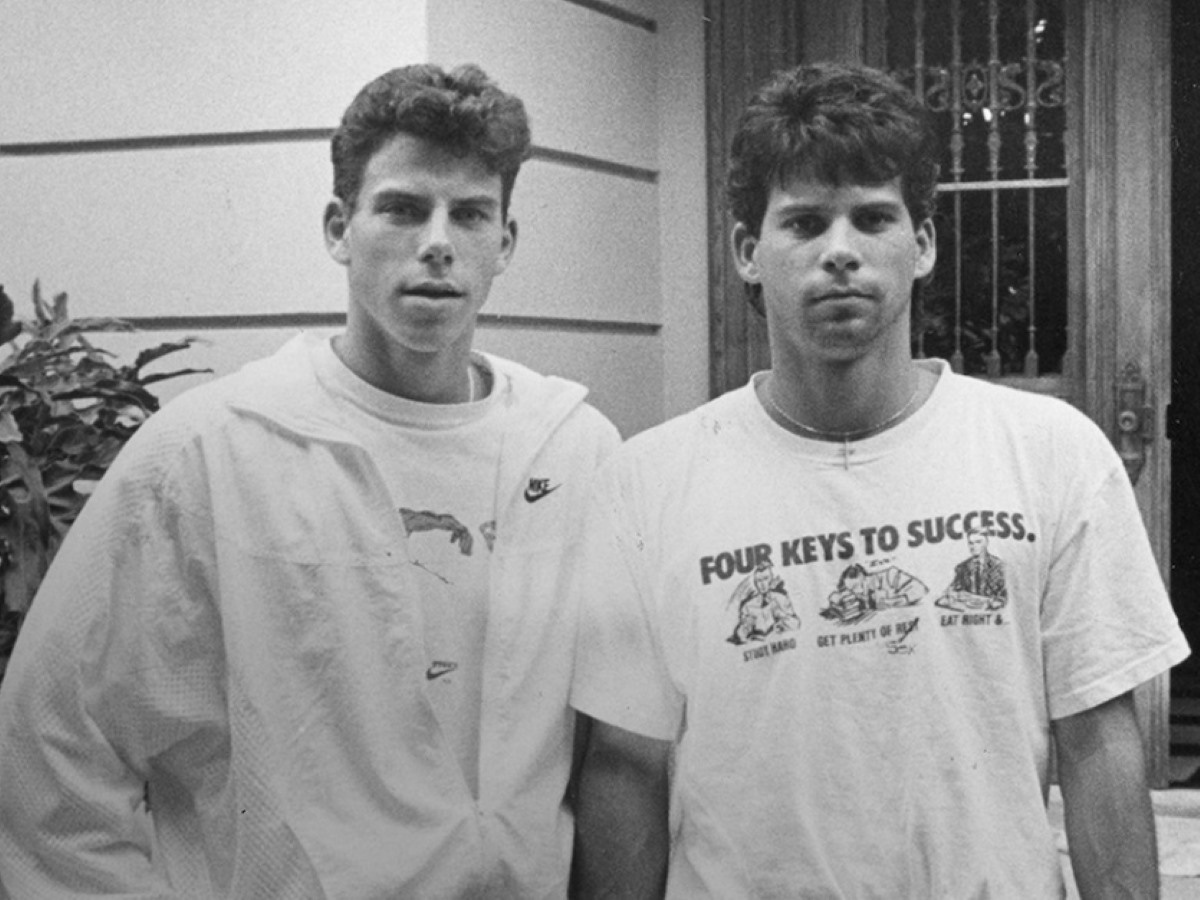 Netflix Rilis Dokumenter The Menendez Brothers, Kasus Pembunuhan Kakak Beradik Paling Kontroversial!