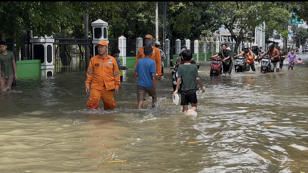 Momen Anak-anak Main 'Wahana' Air saat Banjir di Kembangan, Semringah Banget!