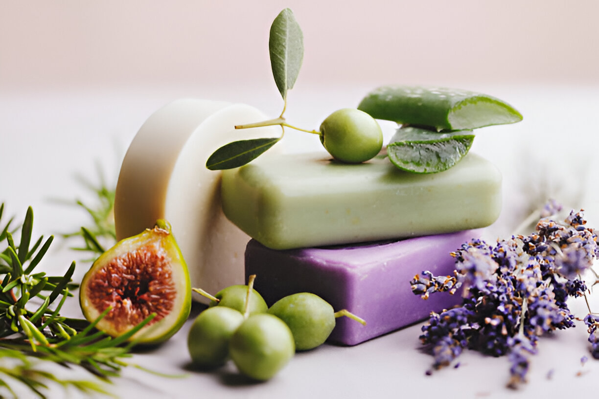 Sabun Natural vs Sabun Konvensional: Mana yang Lebih Baik untuk Kulit?