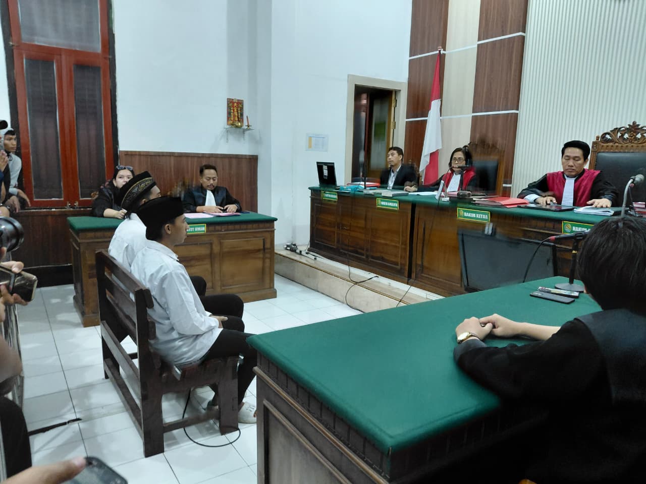  Hakim PN Surabaya Kembali Bebaskan Dua Terdakwa Demonstran di Mapolda Jatim Agustus lalu.