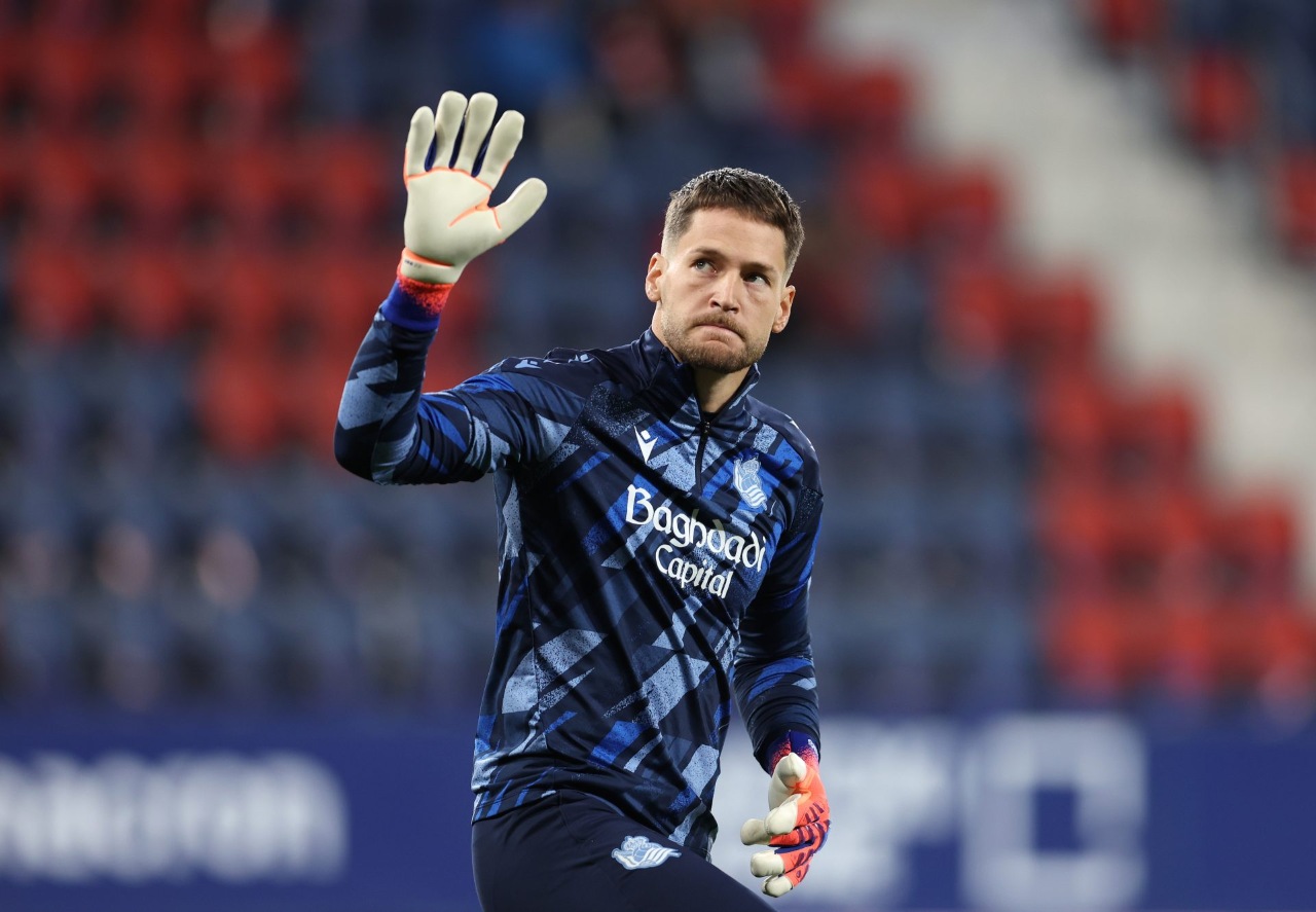 Barcelona Cari Pelapis Kiper Joan Garcia, Bidik Alex Remiro dari Sociedad