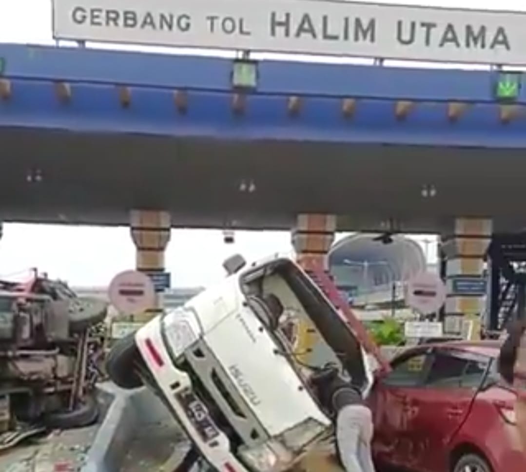 Kecelakaan Beruntun di Gerbang Tol Halim Libatkan 5 Mobil, 4 Orang Dilarikan ke RS, Contraflow Diberlakukan