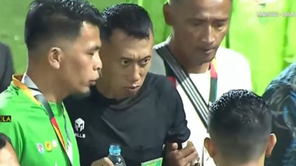 Sosok Eko Agus Sugiharto Wasit Aceh vs Sulteng PON 2024 yang Dipukul Pemain hingga Terkapar, Banjir Kartu Merah!