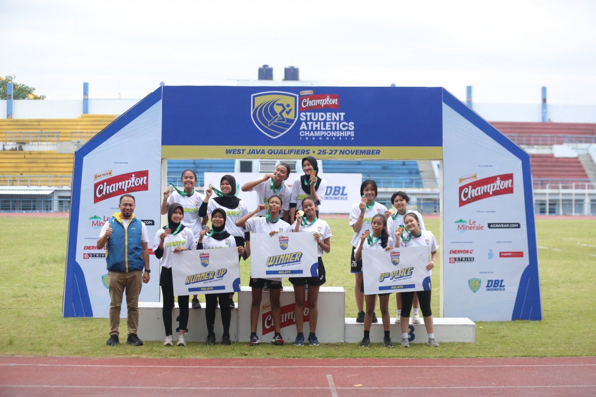 Skuad SMAN 27 Bandung Terbaik di Estafet Putri  