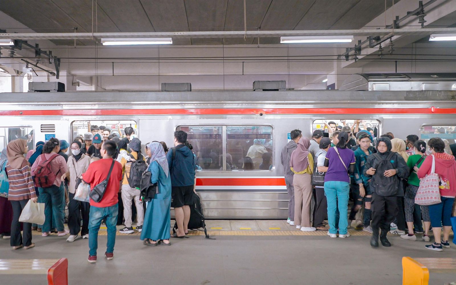 KAI Commuter Catat Hampir 1 Juta Penumpang Padati KRL Jabodetabek, Stasiun Bogor Paling Padat