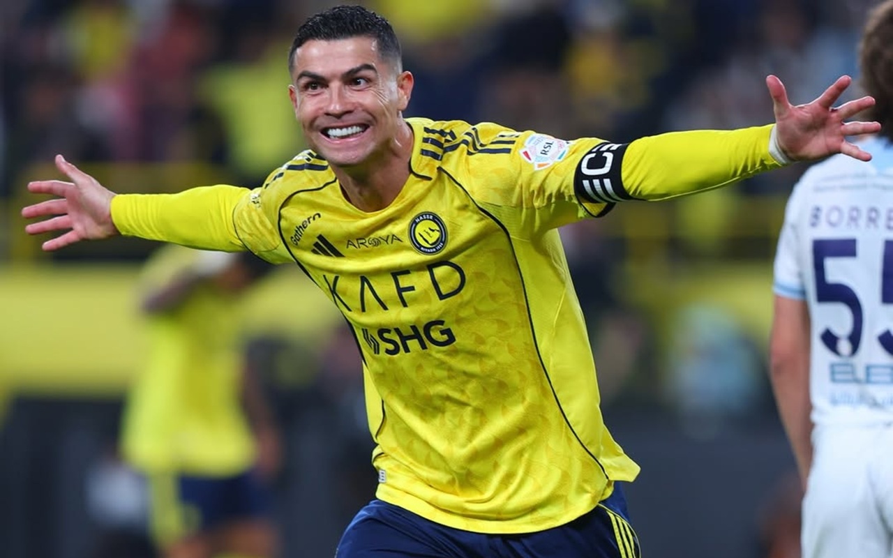 Cristiano Ronaldo menuju 1000 gol dalam karier profesionalnya.