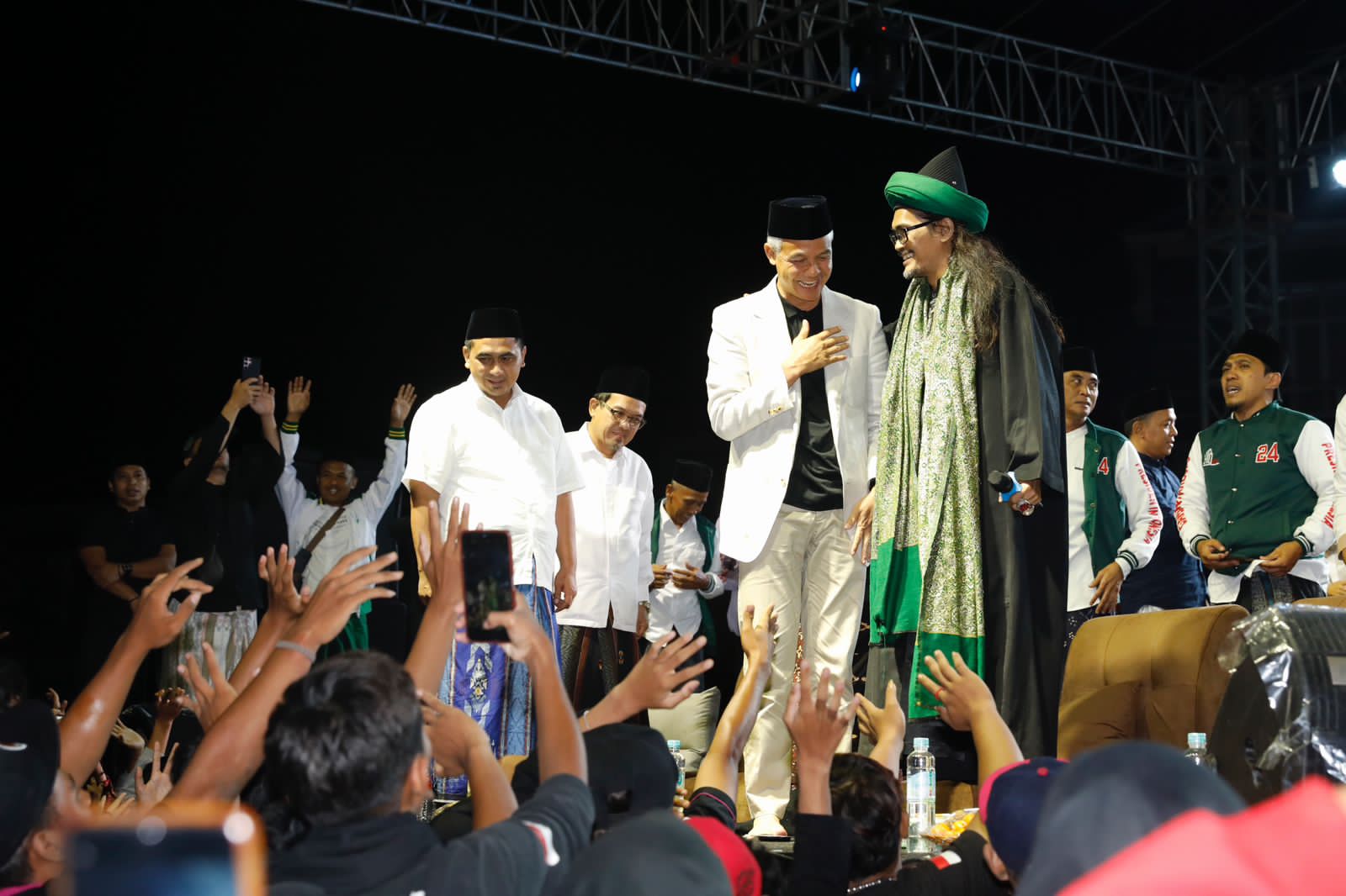 Ganjar Malam Tahun Baruan Bersama Santri Gus Ali Gondrong di Semarang