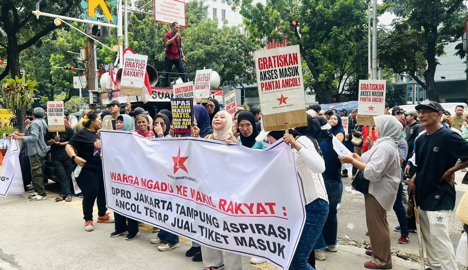 Puluhan Orang Demo di DPRD DKI, Tuntut Tiket Ancol Digratiskan