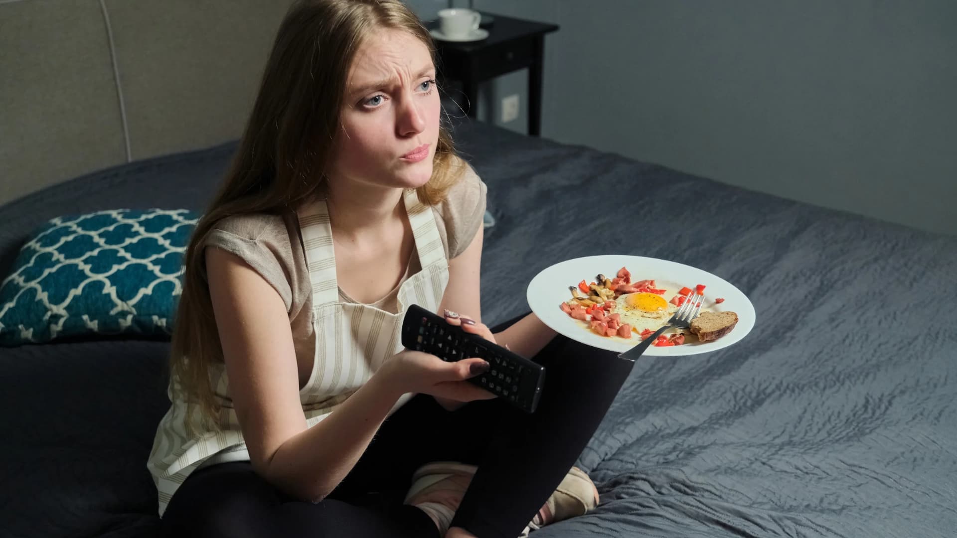 Mengapa Makan Sambil Nonton Terasa Lebih Nikmat?