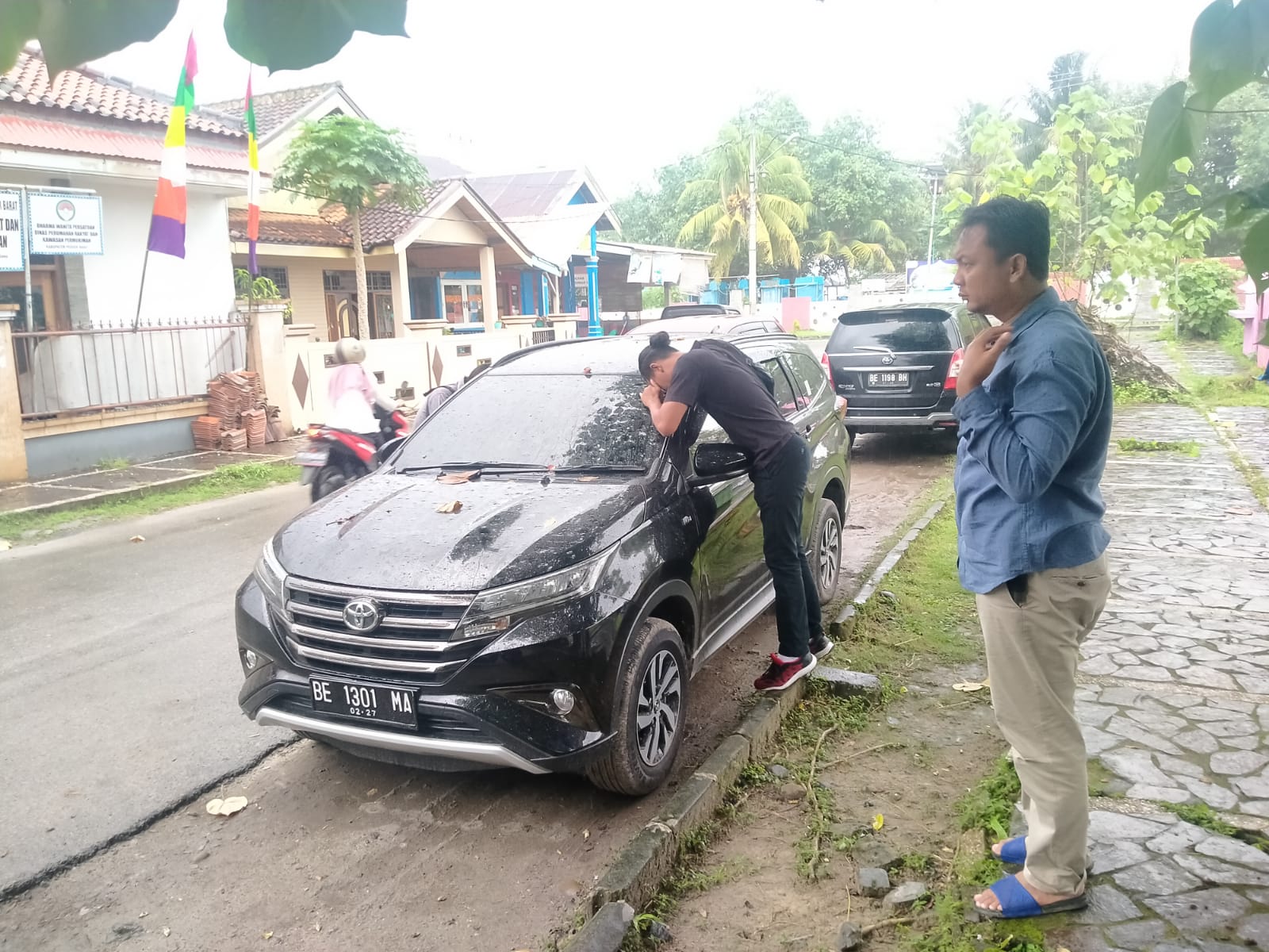 Mobil Toyota Rush Tanpa Pemilik, Sudah Tiga Hari Terparkir di Pinggir Jalan