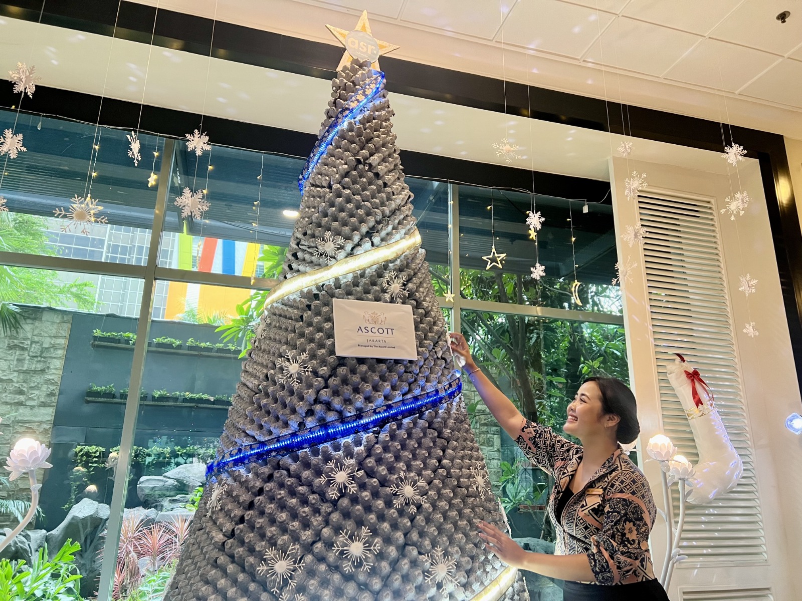 Sambut Hari Raya Natal, Ascott Jakarta Bikin Pohon Natal dari Kemasan Telur Bekas