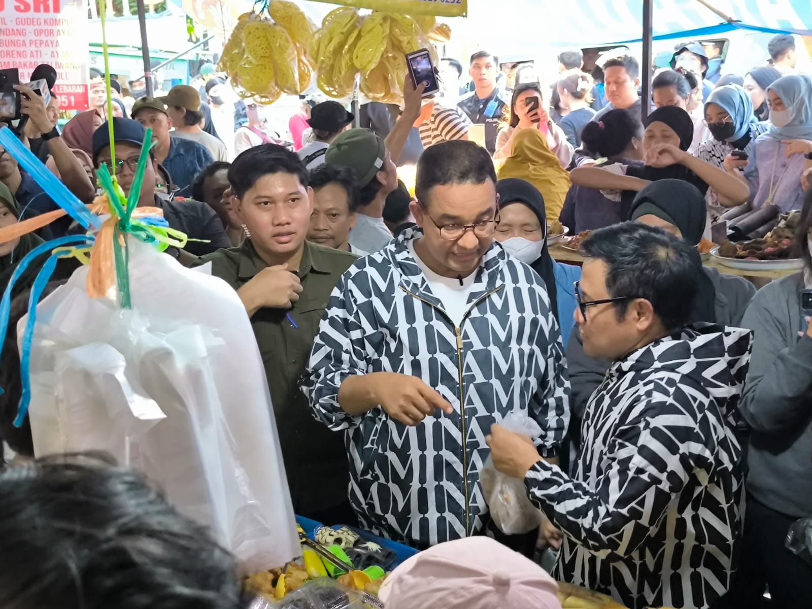 Jelang Pengumuman KPU, Anies-Cak Imin War Takjil di Pasar Benhil