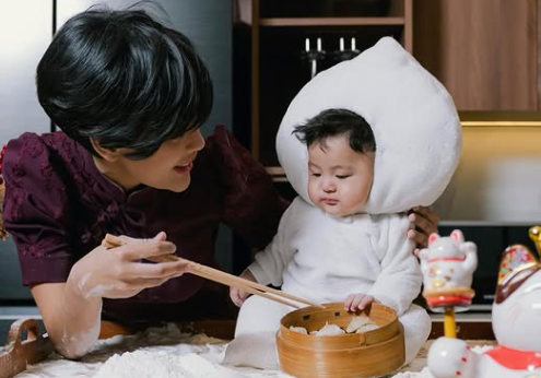 Gemas! Erika Carlina dan Baby Andrew Rayakan Imlek dengan Cosplay Karakter Bao