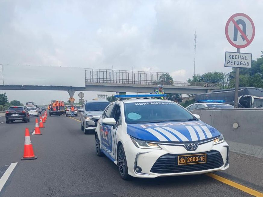 Pemudik Nataru Mulai Padat, Korlantas dan Jasa Marga Berlakukan Contraflow di Jakarta-Cikampek 