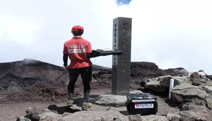 Kocak! Pria Ini Mendaki Gunung Fuji dengan Kenakan Setelan Mirip Mas-mas Pengantar Pizza