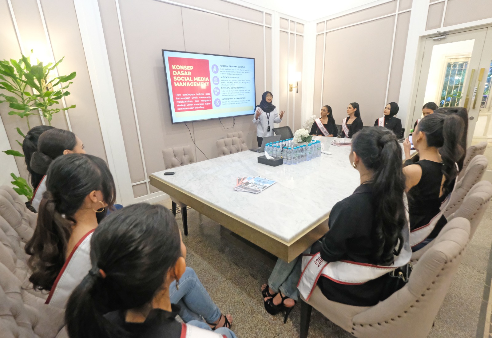 Finalis Putri Indonesia Jawa Timur Kunjungi Kantor Harian Disway, Belajar Self Branding di Media Sosial.