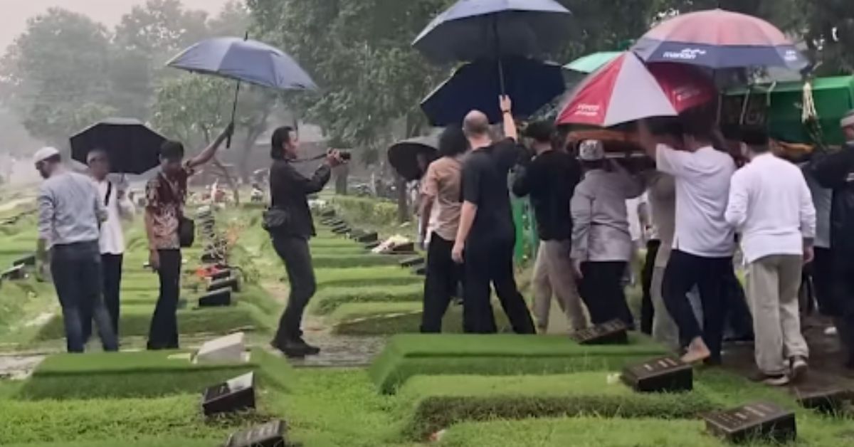 Hujan Deras Mengiringi Pemakaman Ibrahim Sjarief Assegaf di TPU Jeruk Purut Jakarta Selatan