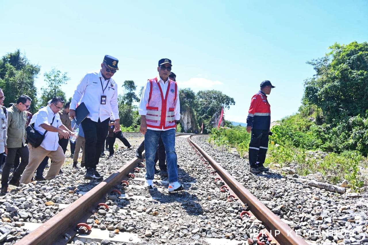 Menhub Budi Karya Tinjau Pembangun Jalur Kereta Api Makassar - Parepare