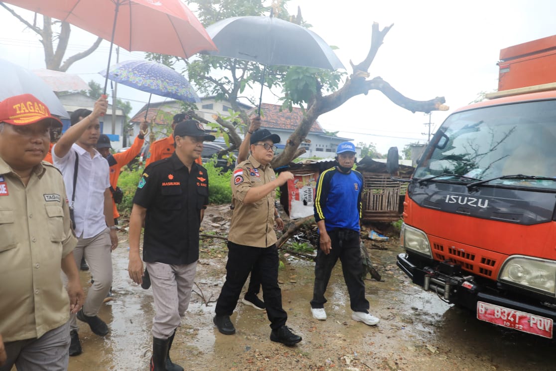 Pj Gubernur Jatim Janji Rekonstruksi Bangunan Terdampak Angin Kencang di Pamekasan