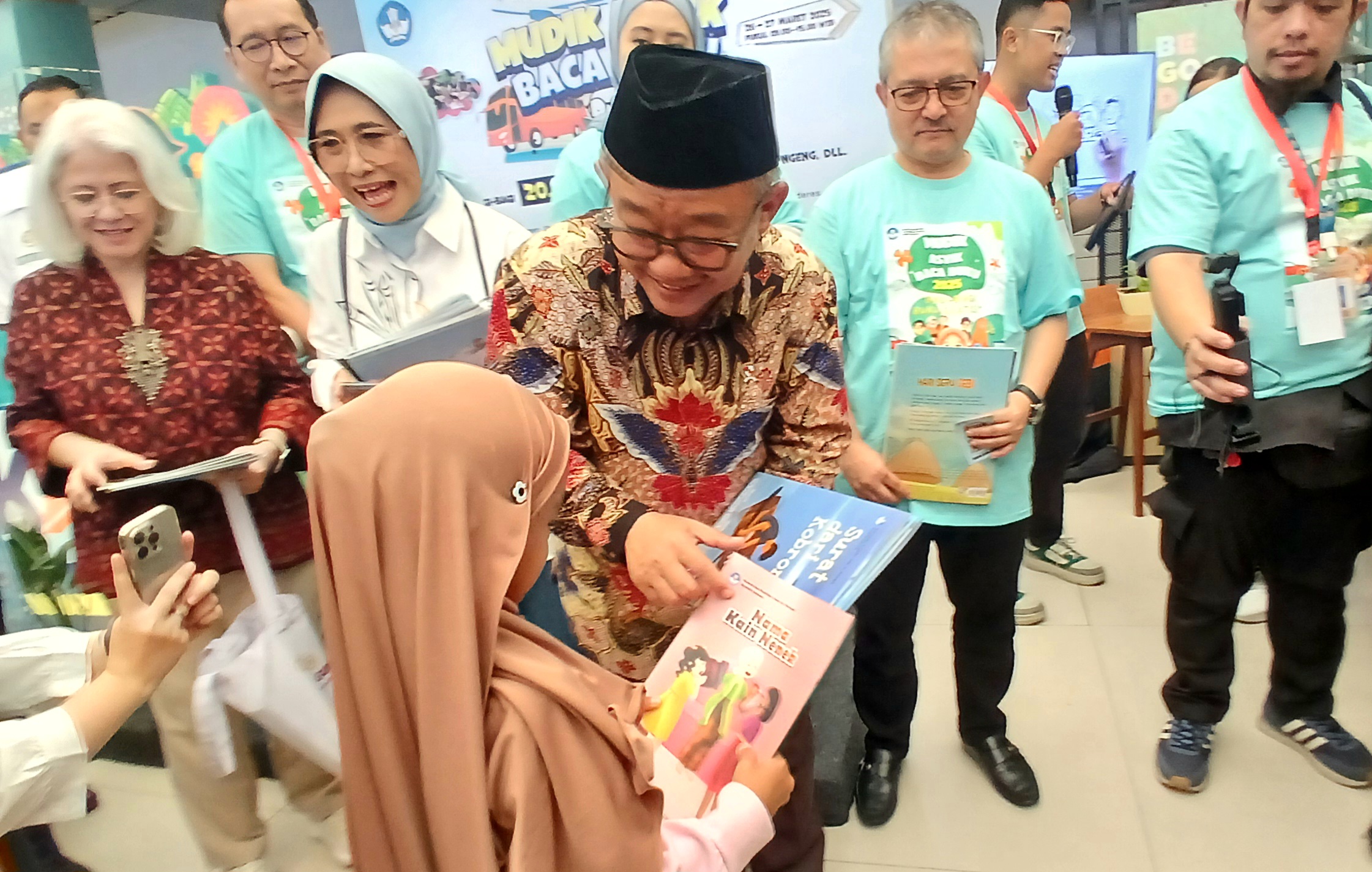 Mudik Asyik Baca Buku: Mendikdasmen Bagikan 20 Ribu Buku untuk Pemudik