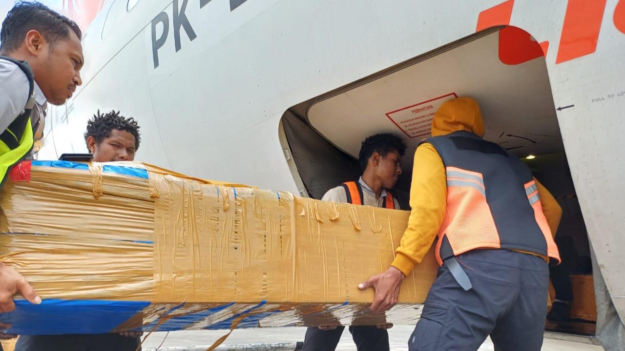 Usai Disemayamkan, Jasad 2 Pendaki Cartensz Lilie dan Elsa Diterbangkan ke Jakarta 