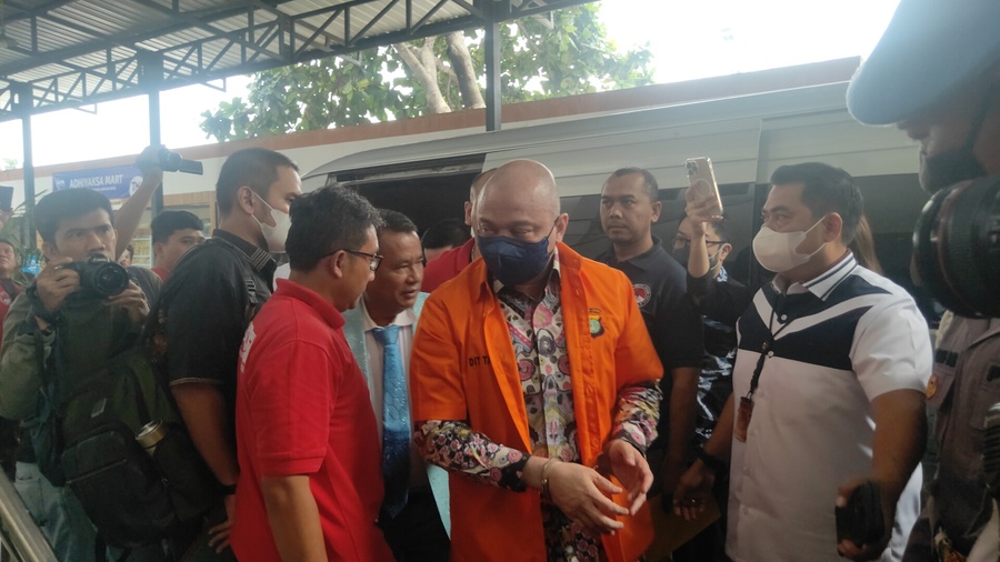 Gunakan 'Baju Orange', Teddy Minahasa Cs Resmi Dilimpahkan ke Kejari Jakbar