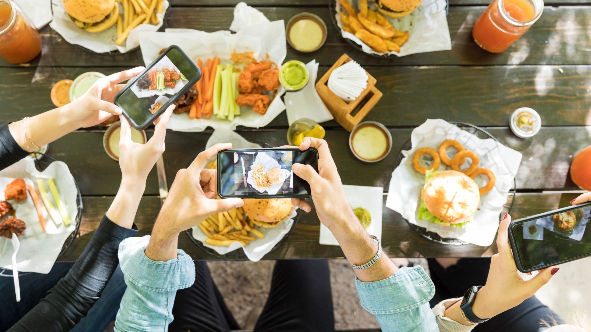 Fenomena Camera Eats Firts: Estetika yang Mengubah Cara Menikmati Makanan