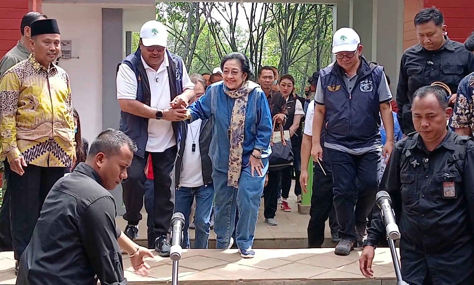 Cegah Banjir Rob, Pramono Ajak Megawati Tanam 7.500 Mangrove di Kawasan PIK