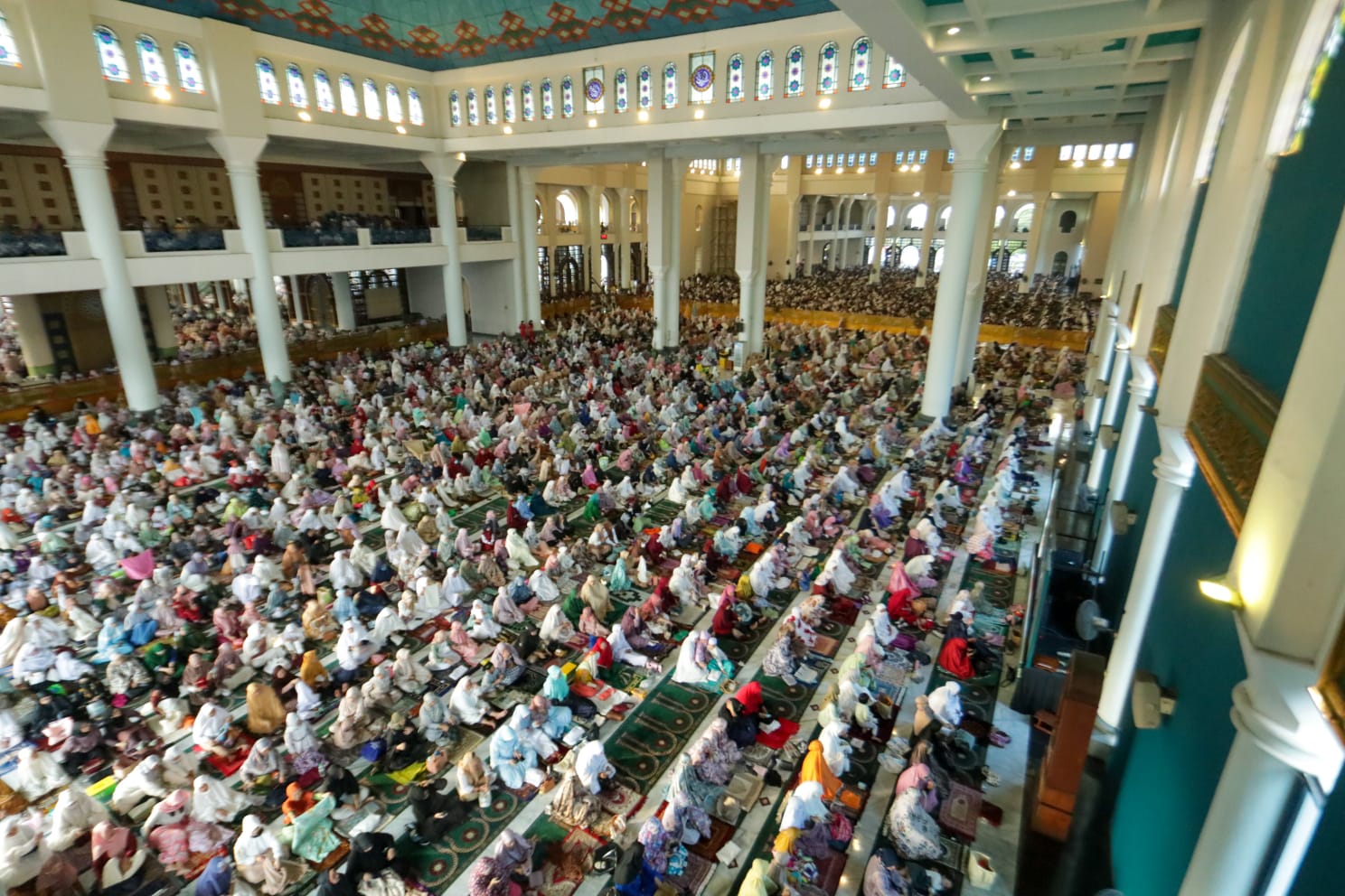 Salat Id di Masjil Al Akbar Surabaya, Gubernur Jatim Khofifah: Jaga Kondusivitas di Tengah Perbedaan