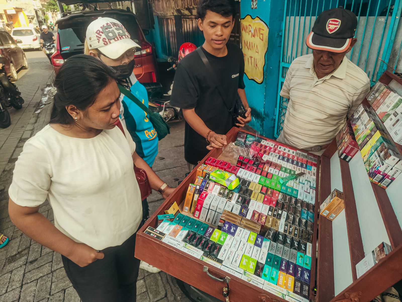 Peredaran Rokok Ilegal di Jatim (2): Madura Jadi Basis, Oknum Aparat Ikut Bermain
