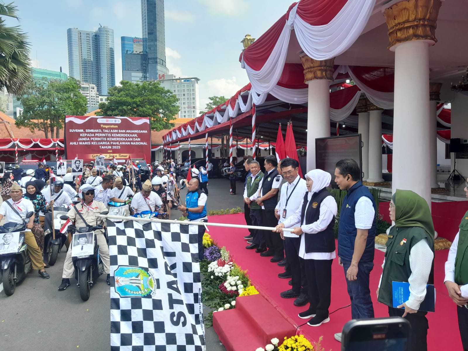 Khofifah Lepas Relawan Antar Tali Asih ke 113 Pejuang Kemerdekaan di Jatim