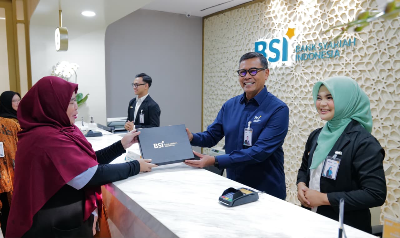 Peringati Harpelnas 2026, Dirut BSI Sambut dan Layani Nasabah Dengan Sepenuh Hati