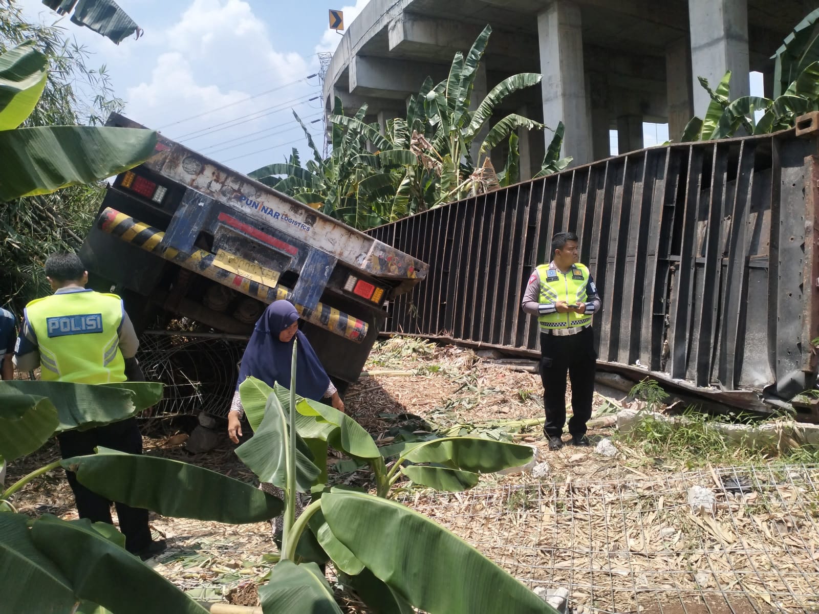 Truk Kontainer Alami Kecelakaan di Ruas tol Cibitung-Cilincing, Terjun Bebas Jatuh ke Perkebunan Warga