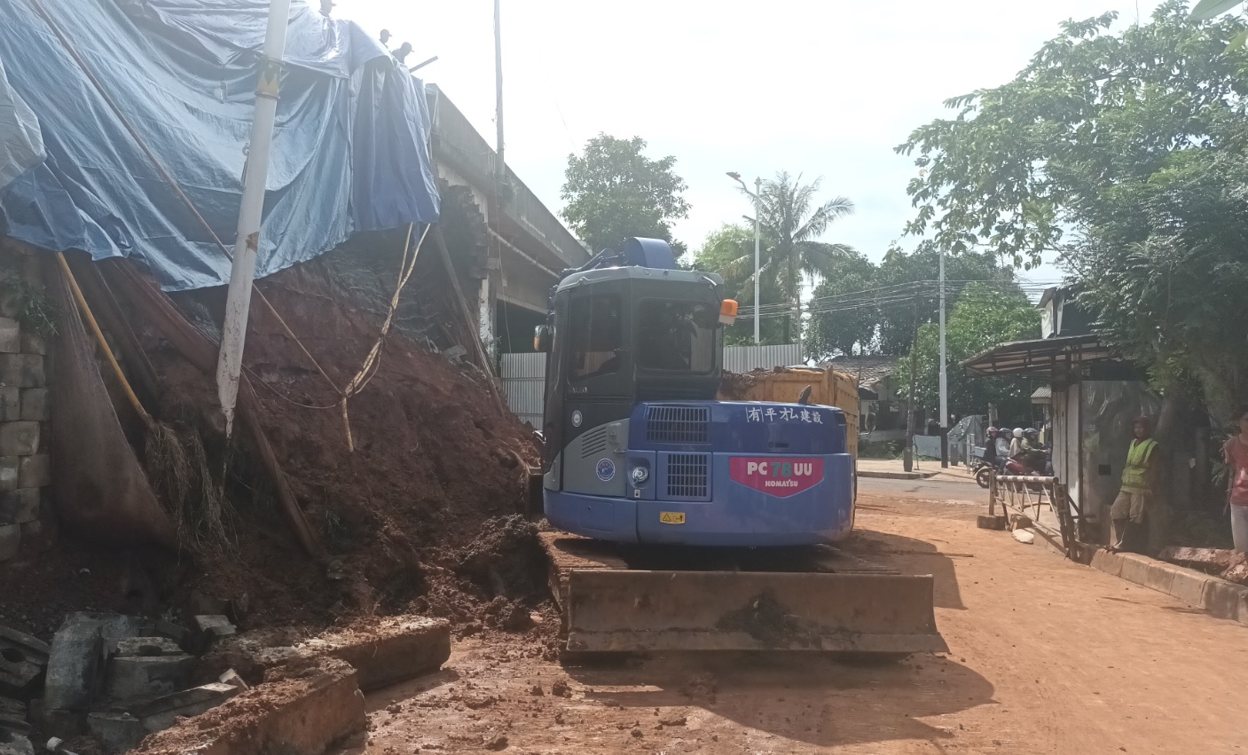 Alat Berat Diturunkan Untuk Pembersihan Longsor Tebing Tol Jaksel