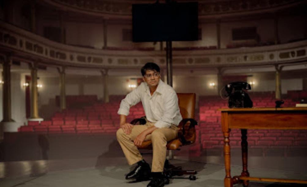 'Kacamata Sjafruddin' Debut Deva Mahenra di Panggung Teater