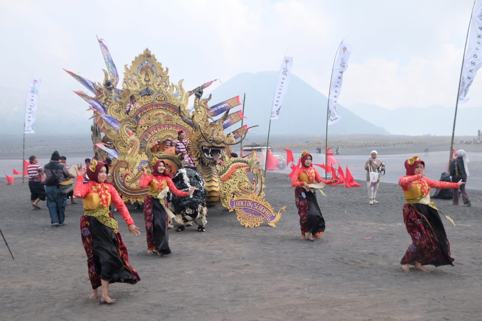 Eksotika Bromo 2024 (1), Serunya Para Penampil, Salah Satunya dari Korea Selatan