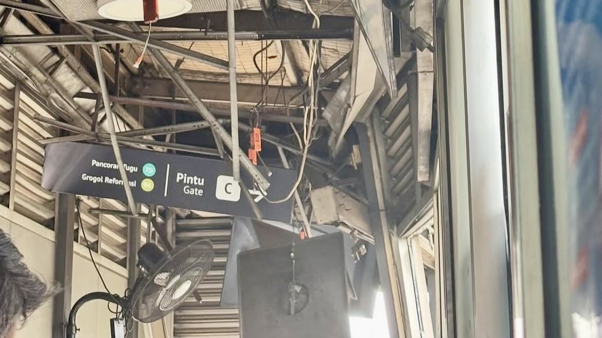 Halte Tebet Eco Park Rusak Ditabrak Truk, Transjakarta Minta Maaf