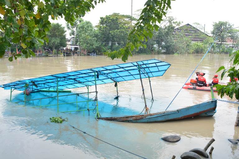 Perahu Nambangan Surabaya Terguling, Satu Penumpang Hilang