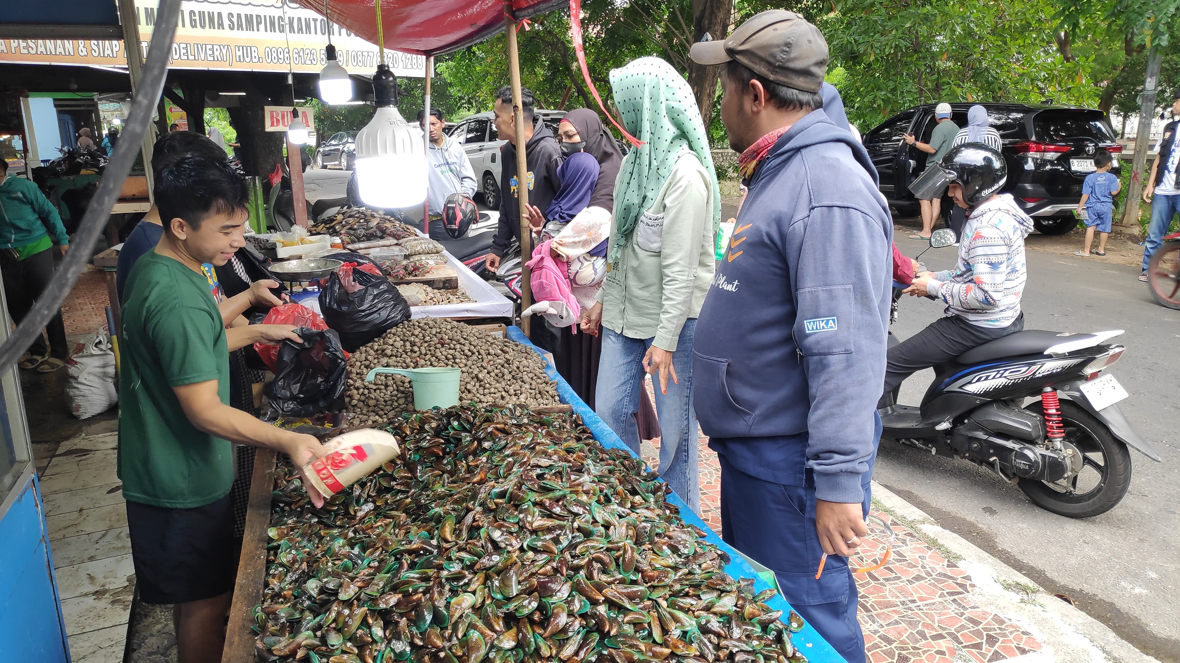 Widih! Pedagang Kerang Laku Keras Jelang Malam Tahun Baru, Laris 1 Ton 