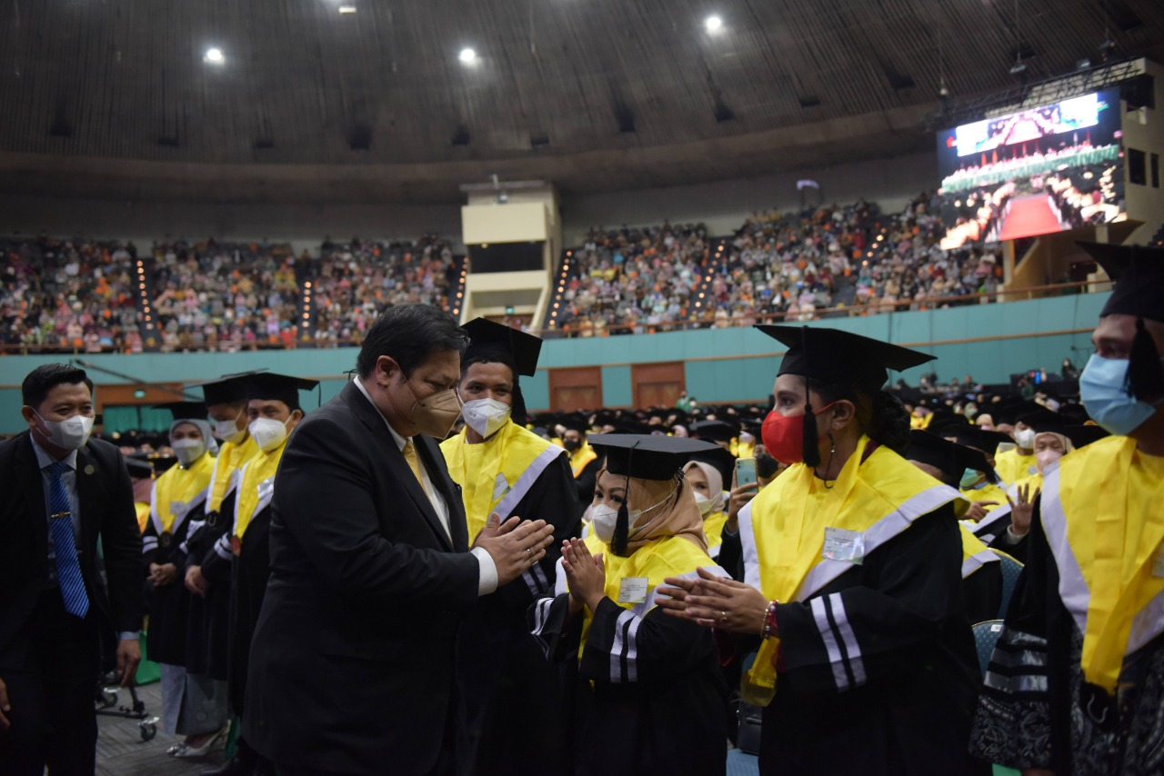 Ucapkan Selamat, Menko Airlangga Harapkan Wisudawan Universitas Nasional Dapat Harumkan Indonesia di Dunia