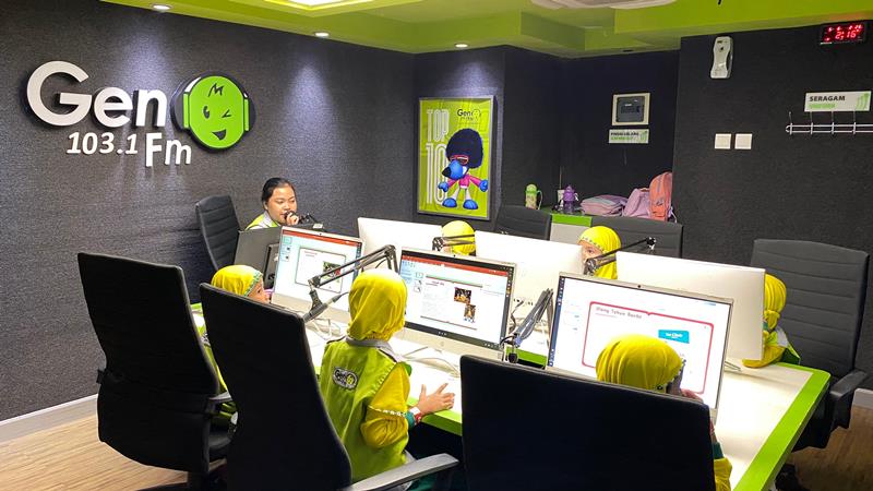 Warga Kota Kidzania Surabaya: Asyiknya Jadi Penyiar Gen FM
