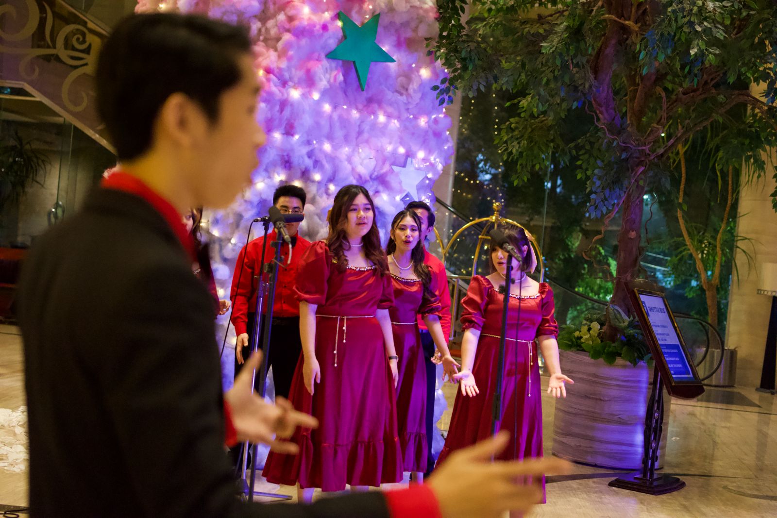 Mulai Hidupkan Suasana Natal, Wyndham Hotel Surabaya Gelar Christmas Tree Lighting Ceremony