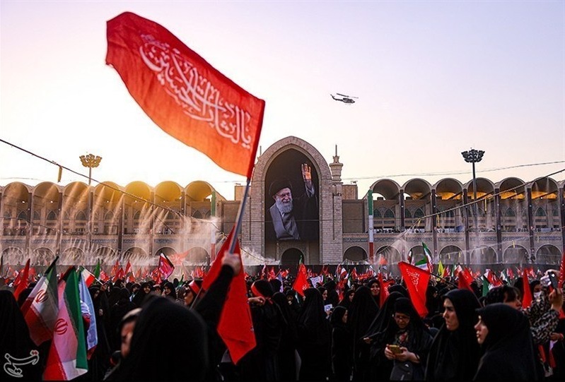 Warga Iran Kibarkan Panji Merah Tanda Balas Dendam, Poster Targetkan Trump dan Netanyahu 
