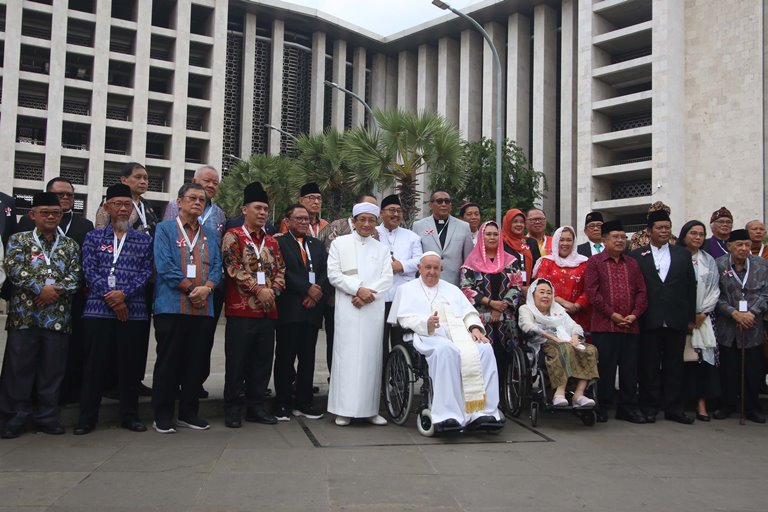 Wajah Kebinekaan di Kala Bapa Suci Tiba (2): Warna-Warni Pancasila di GBK