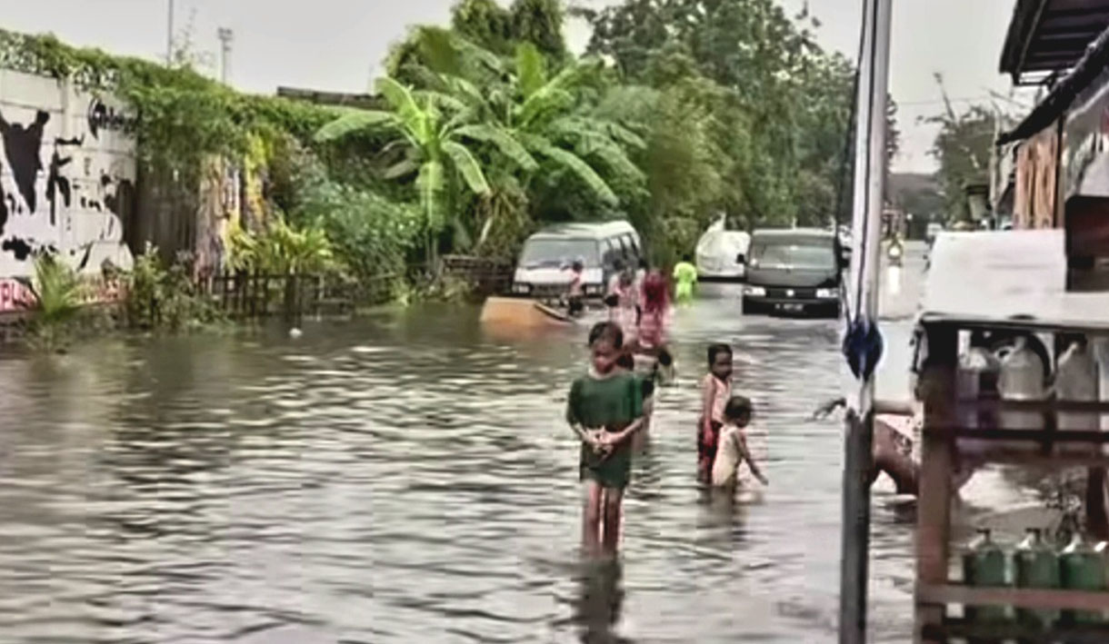 Banjir Jakarta Masih Merendam Rumah Warga Nyaris 1 Meter, ROB Ikut Memperparah