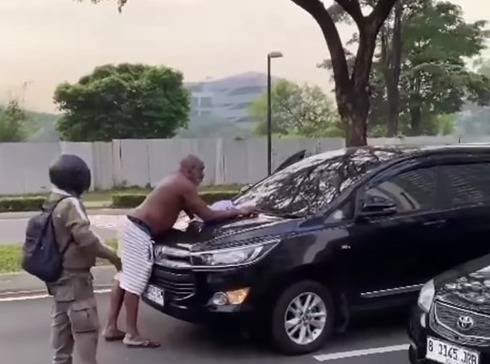 Viral WNA Asal Afrika Barat Telanjang Dada Adang Mobil yang Melintas di Tangerang, Begini Keterangan Polisi!