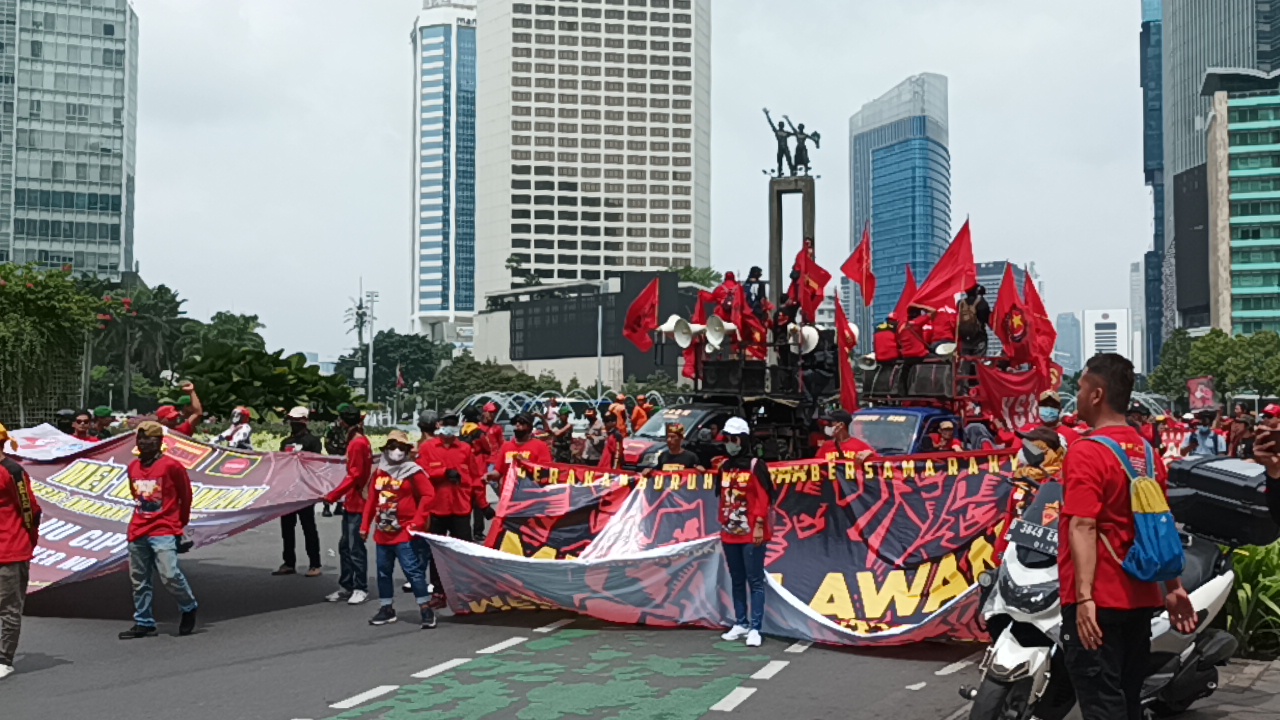Massa Buruh Lakukan Long March ke Istora Senayan