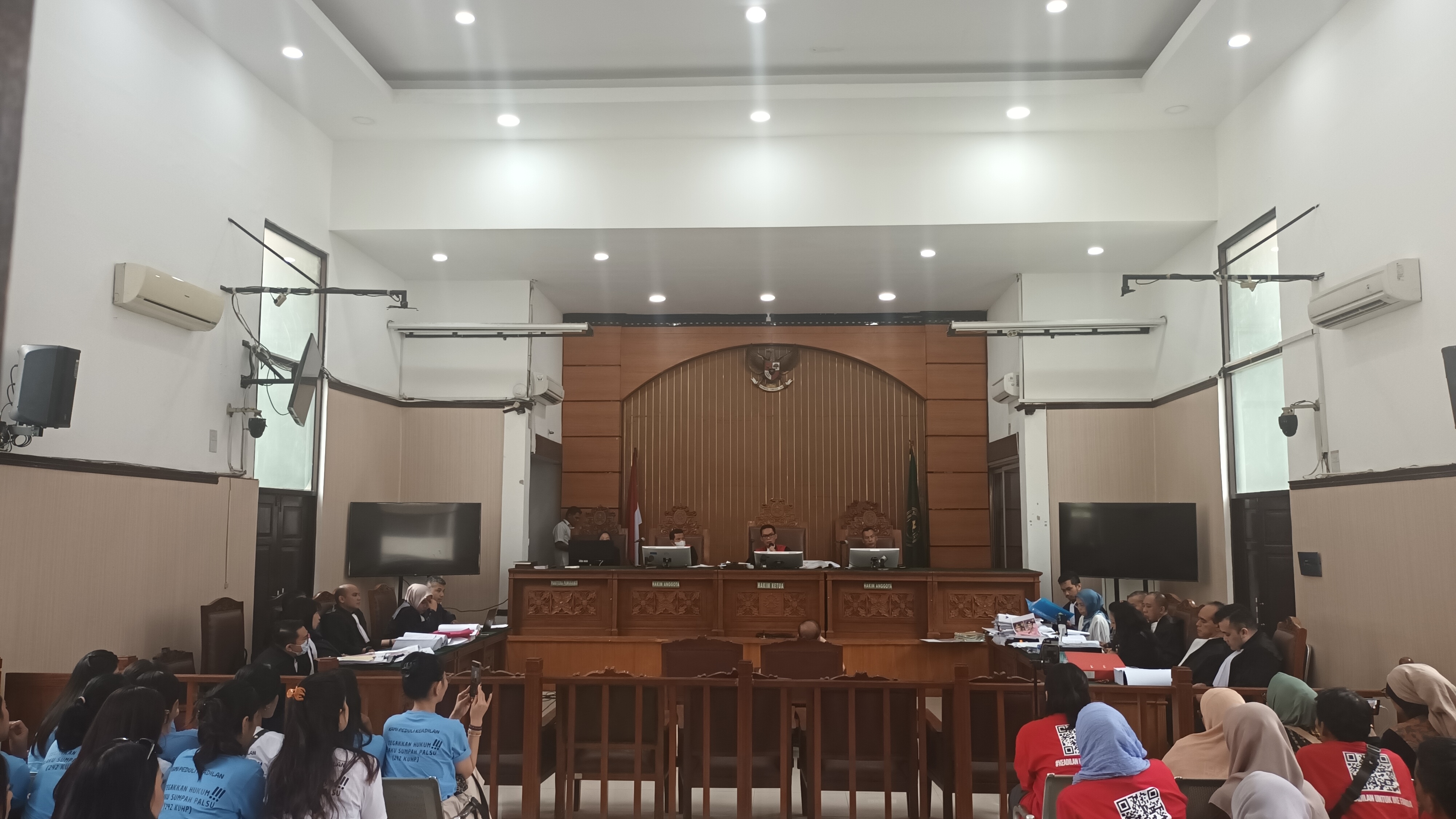 Sidang Lanjutan Kasus Sumpah Palsu Ikee Farida, Kesaksian Suami dan Adik Ditolak Jaksa