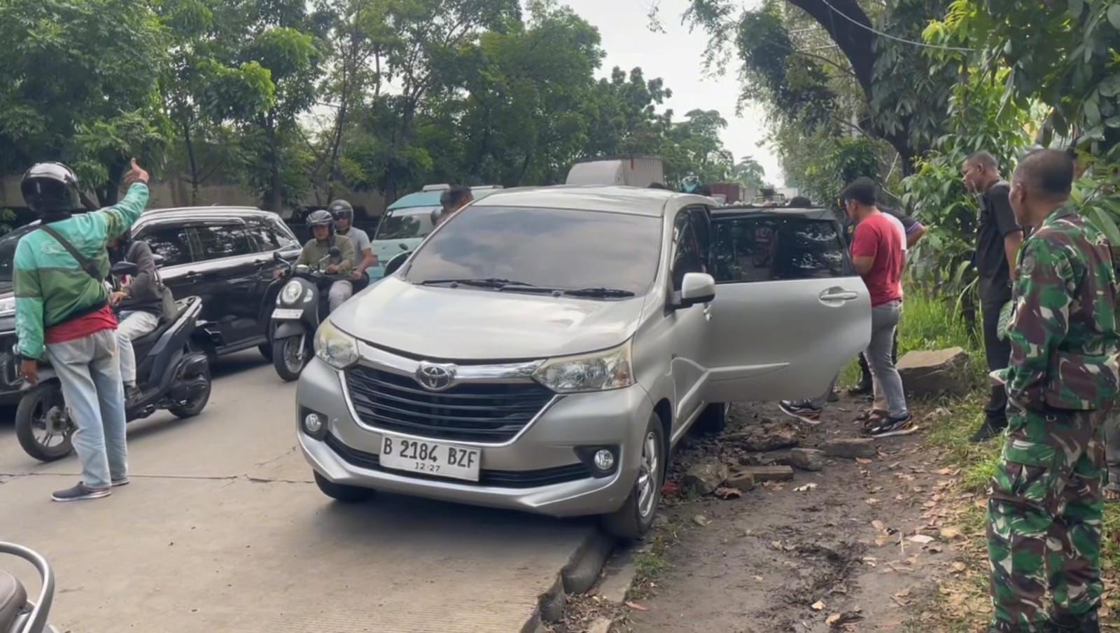 PPSU Temukan Sopir Minibus Tak Bernyawa di Pinggir Jalan, Proses Evakuasi Dramatis